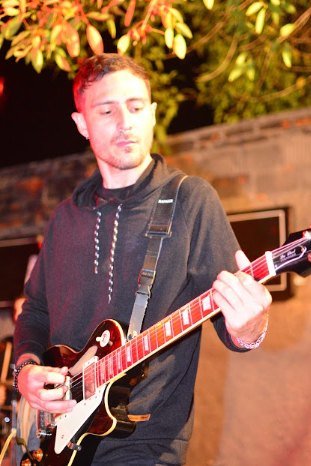 Guitarrista tocando en vivo