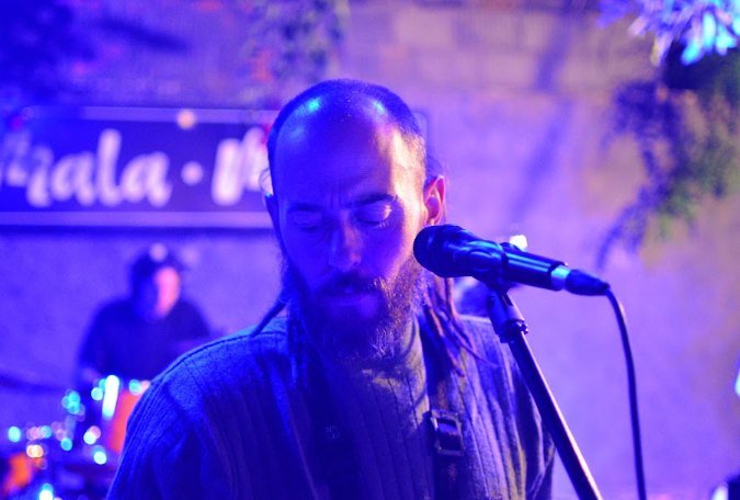 Cantante de la banda frente al micrófono